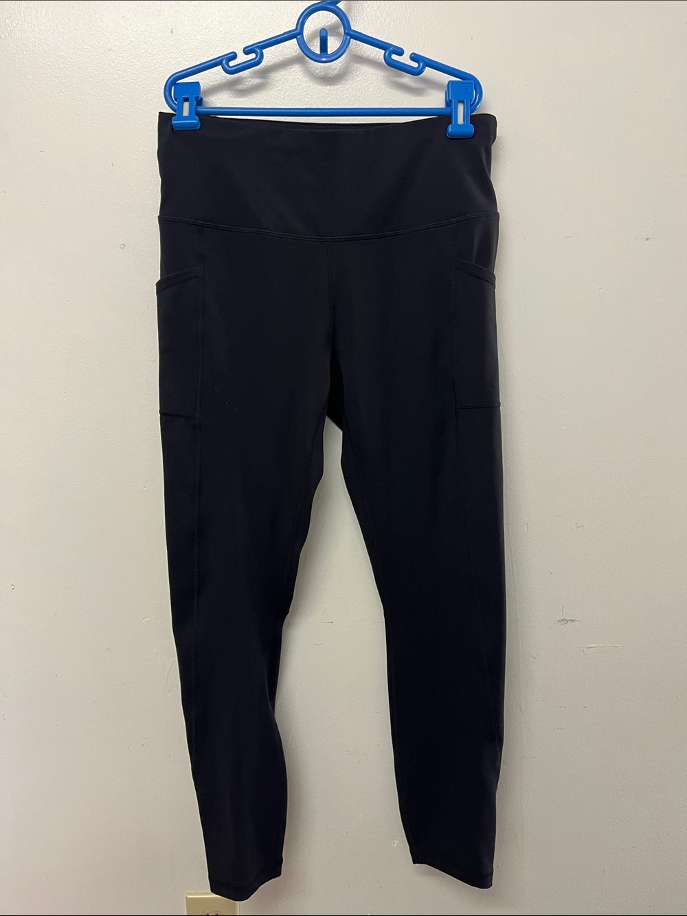 Reebok Black High-Rise Athletic Leggings with Side Pockets